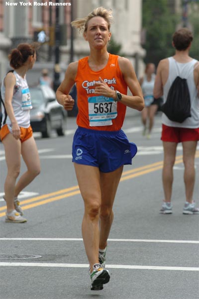 Amy Russell of the Central Park Track Club warms up for the 2005 Circle of Friends New York Mini 10K.