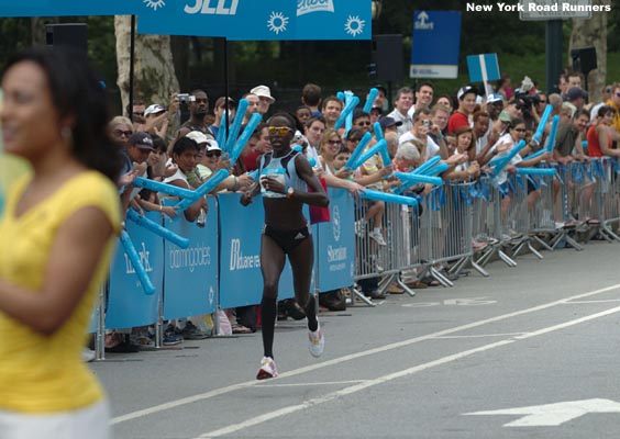 Many enthusiastic fans awaited Kiplagat at the finish line.