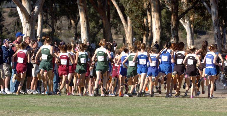 The field heads out on the two figure-eight loop 5K course.