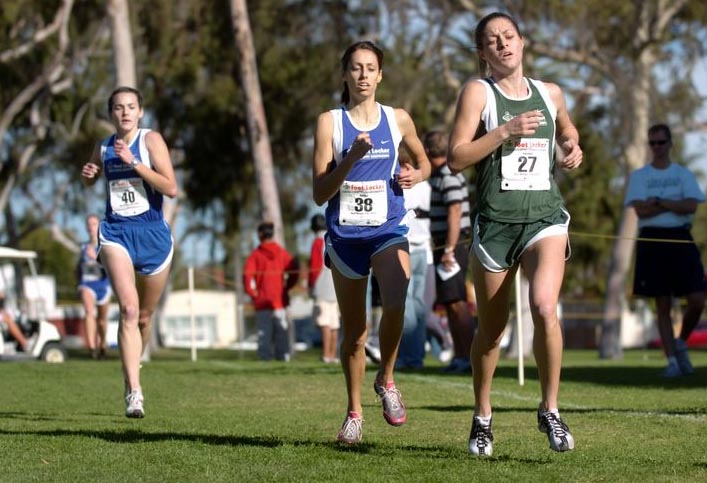 R-L: Kelly Parrish (34th, 18:35) leads Alex Banfich (35th, 18:38) and Merideth Snow (33rd, 18:33).