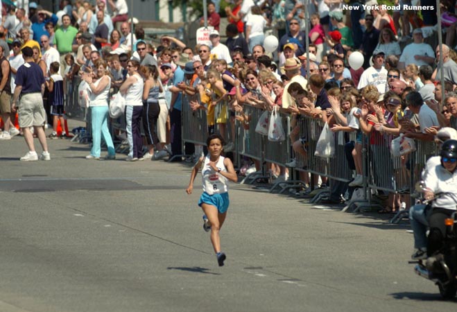 The crowds near the finish line were very impressive, and Leghzaoui looked like she was flying as she headed down to the finish.