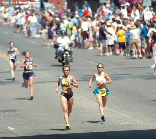 Madelyn Noe-Schlentz (left) and Kathryn Martin (right) head to the finish.