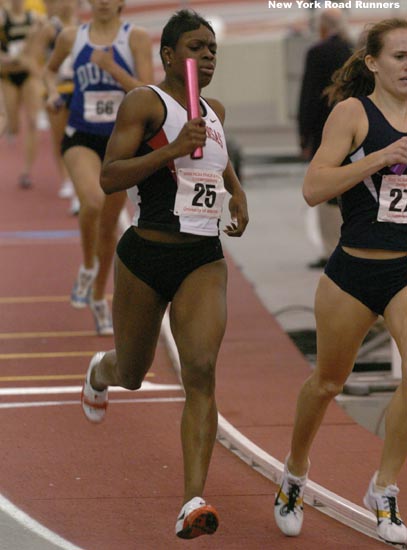 Aneita Denton runs in third for Arkansas, just behind Villanovas Colleen Taylor.