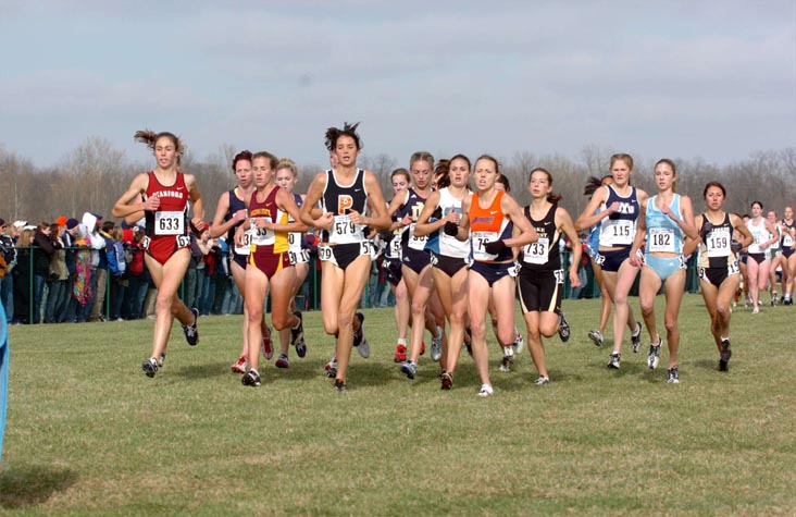 As they approached the halfway point of the 6K race, there was still a large pack up front.