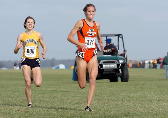 Cassie Hunt (leading Katie Gwyther), a junior at Illinois, finished 11th in 20:05.0.