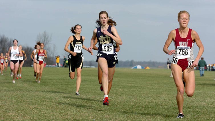 Washington State's Haley Paul (14th, 20:11.9) leads Notre Dame's Molly Huddle (15th, 20:13.0).