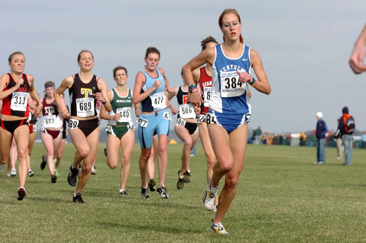 Kentucky's Allison Grace (118th, 21:17.4) leads a large group of runners.