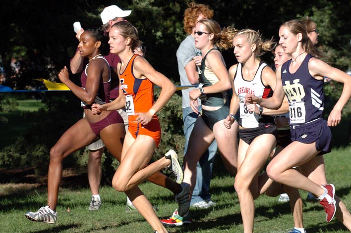 L-R: An unidentified runner, Cassie Hunt, Chantelle Dron, Dacia Barr, and Molly Huddle.