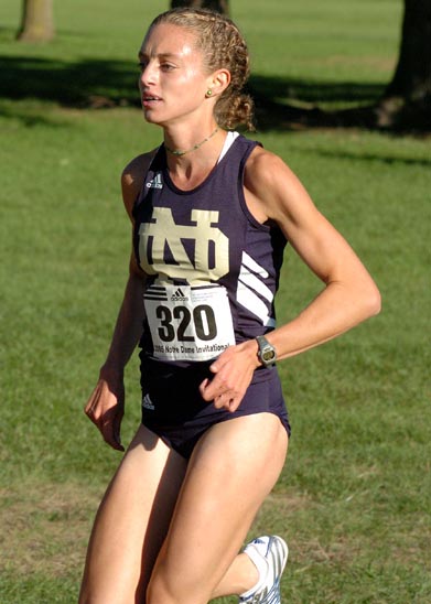 Stephanie Madia runs in third place.