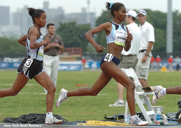 Sentayehu Ejigu runs behind Ejegayehu Dibaba.