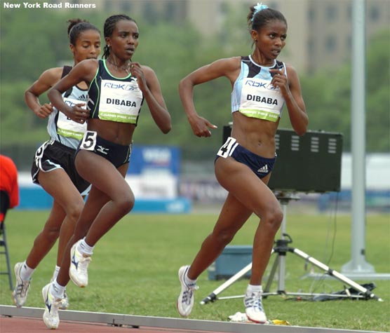 At 2,600 meters, there was still a group of three  Ejegayehu Dibaba, Tirunesh Dibaba, and Sentayehu Ejigu  up front.