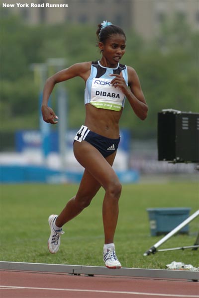 Ejegayehu Dibaba runs in second place.