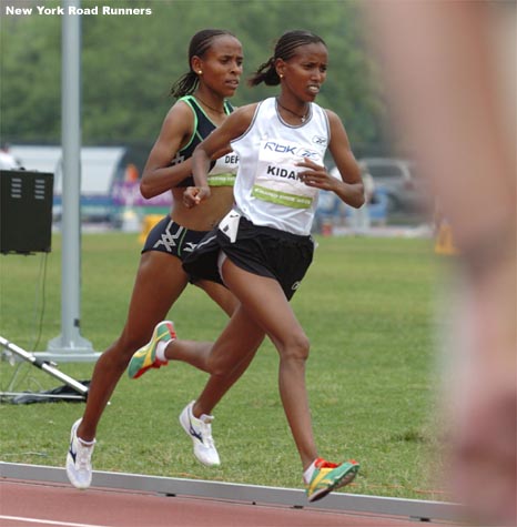 With just under three laps to go, Werknesh Kidane continues to lead Meseret Defar.