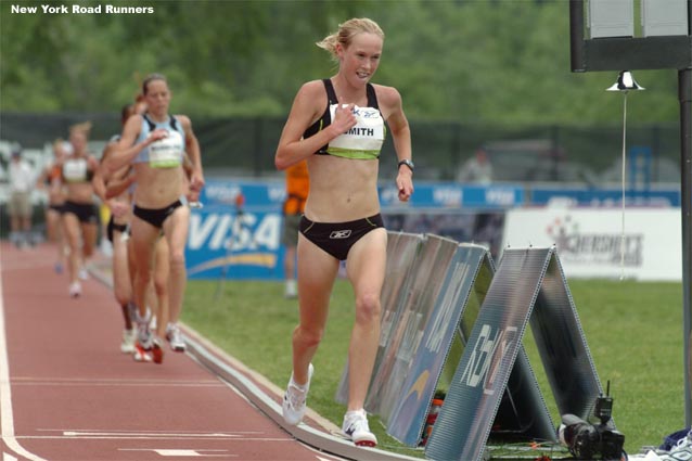 Kim Smith continues to run in fifth place, just ahead of her training partner.