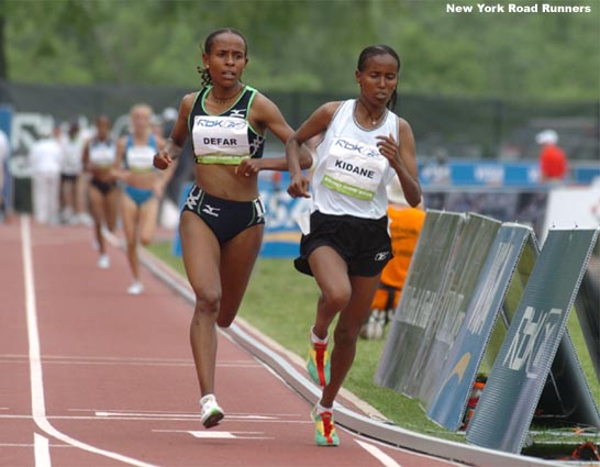 With two laps to go, Werknesh Kidane continues to lead Meseret Defar.