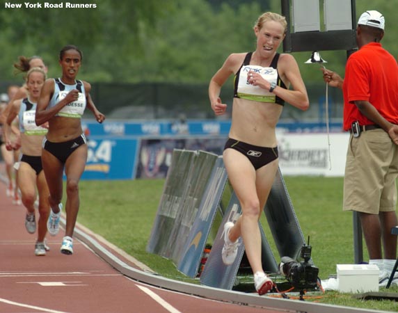 Kim Smith had moved into fourth place with one lap to go.