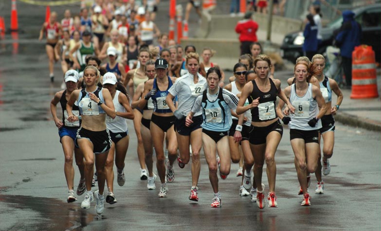 The early leaders included #4 Amy Yoder-Begley, #10 Emilie Mondor, #7 Amy Mortimer, and #5 Katie McGregor.