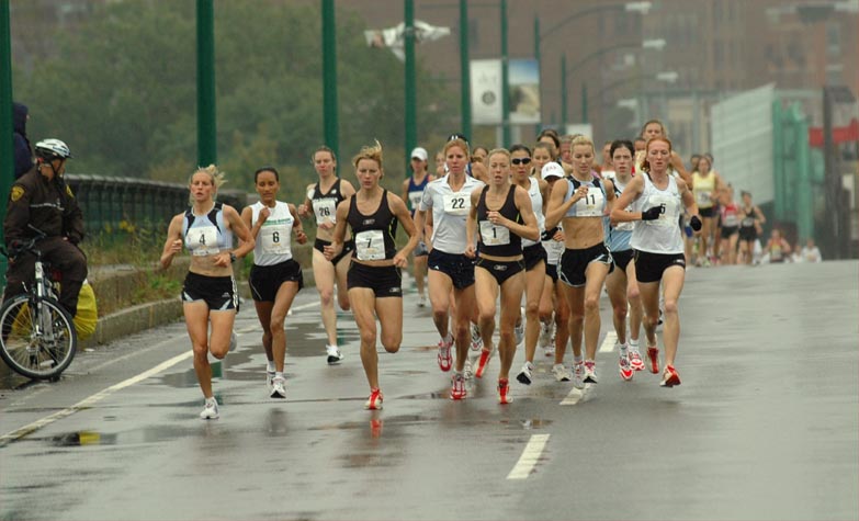 The runners head across the Longfellow Bridge.