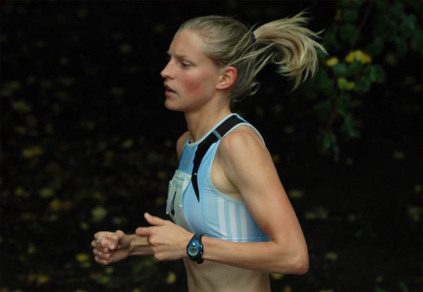 Amy Yoder-Begley, a former NCAA champion for the University of Arkansas, runs near the front of the pack.