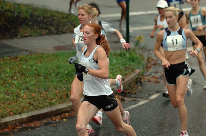 2005 USA 10,000m champion Katie McGregor leads a group of women.