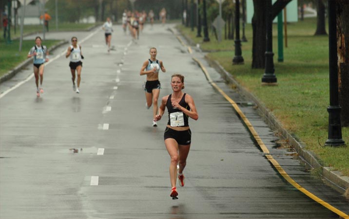 Amy Mortimer runs in fifth place, ahead of Carrie Tollefson, Emilie Mondor, and Sylvia Mosqueda.