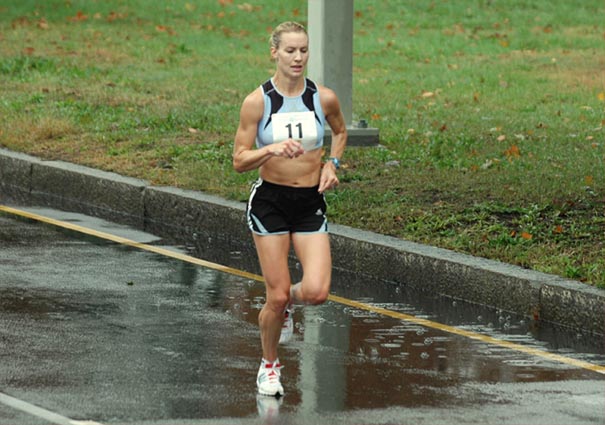 Carrie Tollefson - who usually runs a maximum of 5,000 meters on the track - runs in sixth place.