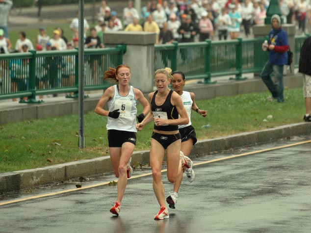 The leaders get ready to make the turn onto the Harvard Bridge, shortly after the four-mile mark.