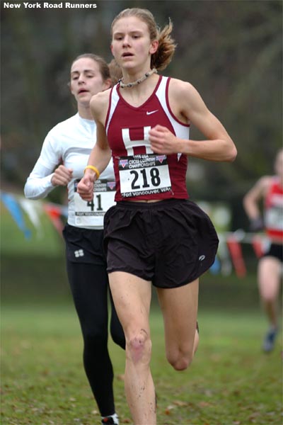 Lindsey Scherf runs in fourth place, just ahead of Jenny Barringer.