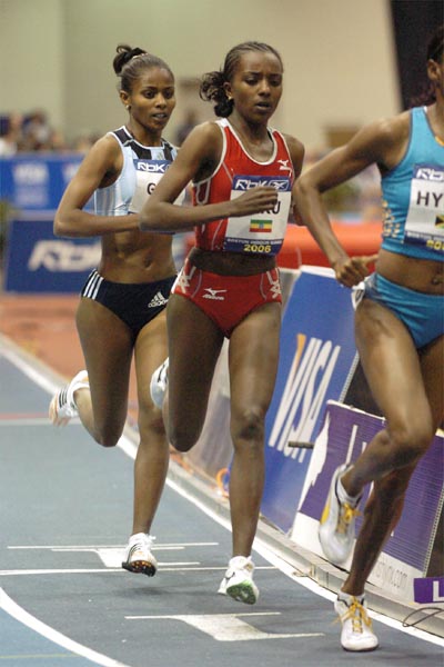 Tirunesh Dibaba follows the rabbit and leads older sister Ejegayehu Dibaba.