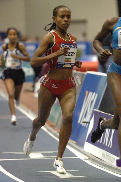 Sentayehu Ejigu (behind Meseret Defar) seemed a little caught off guard by the fast start...