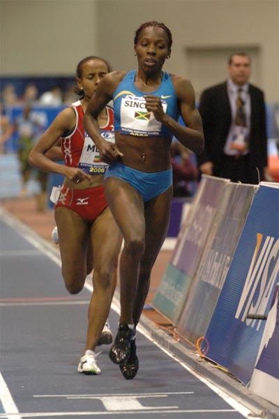 Sinclair's pace was too fast for the first 400 meters, which she hit in about 1:06.8. The top three went through 600 meters in 1:42.