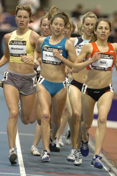 Sara Hall, Sarah Schwald, and Amy Mortimer run at the front of the pack.