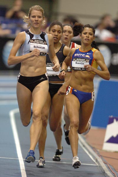 On the second lap, Alice Schmidt and Frances Santin, the two favorites, took over the lead.