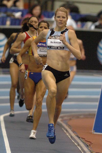 Approaching the 600 meter point, Alice Schmidt leads...