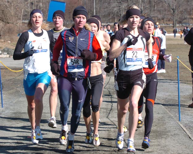 Approaching the end of the first lap, there was a big pack up front with (L-R) Lauren Fleshman, Collette Liss, and Carrie Tollefson leading the way.